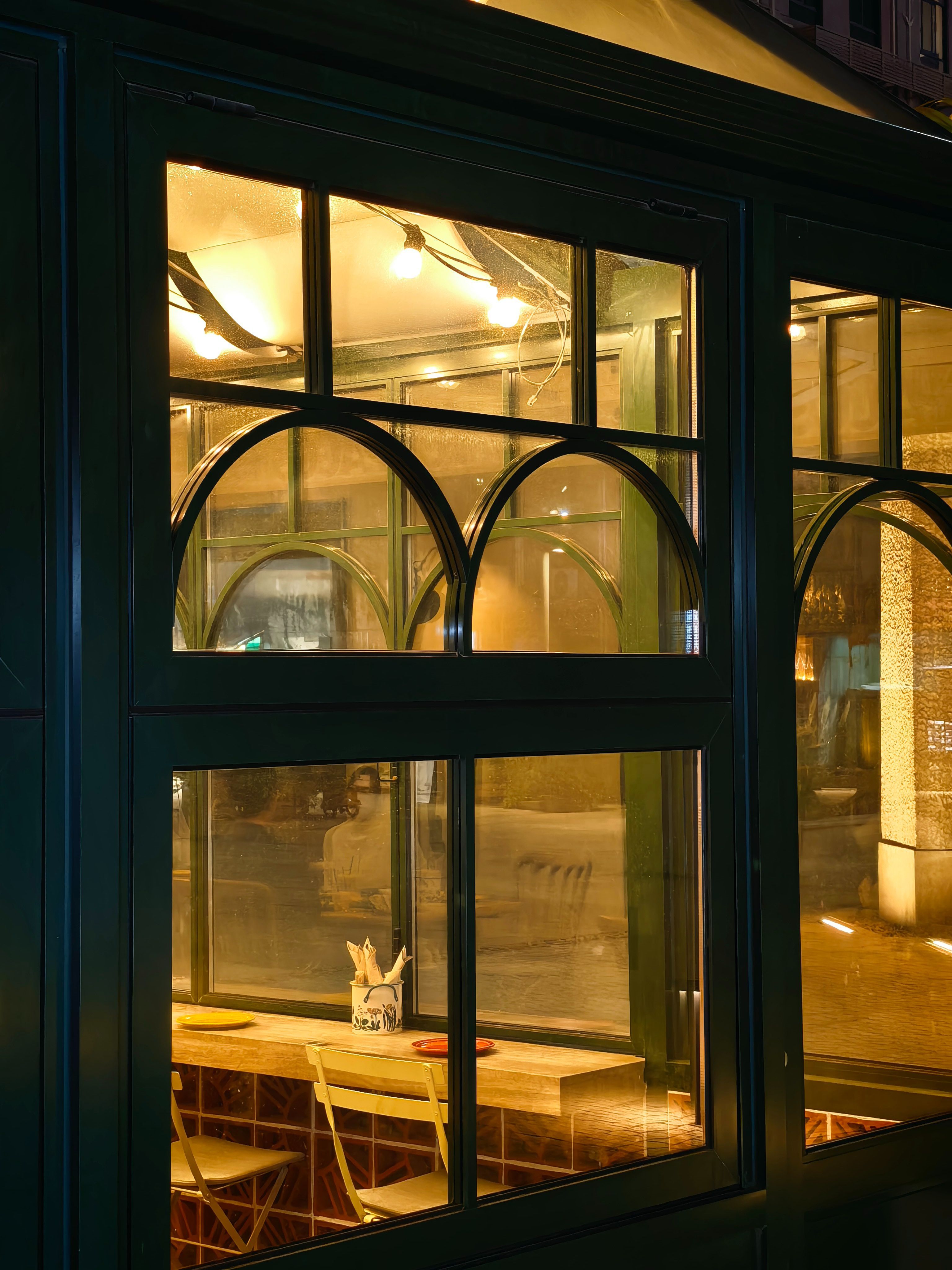 华为Mate80系列实拍样张来了它搭载了二代红枫原色镜头，夜间人像场景下的色