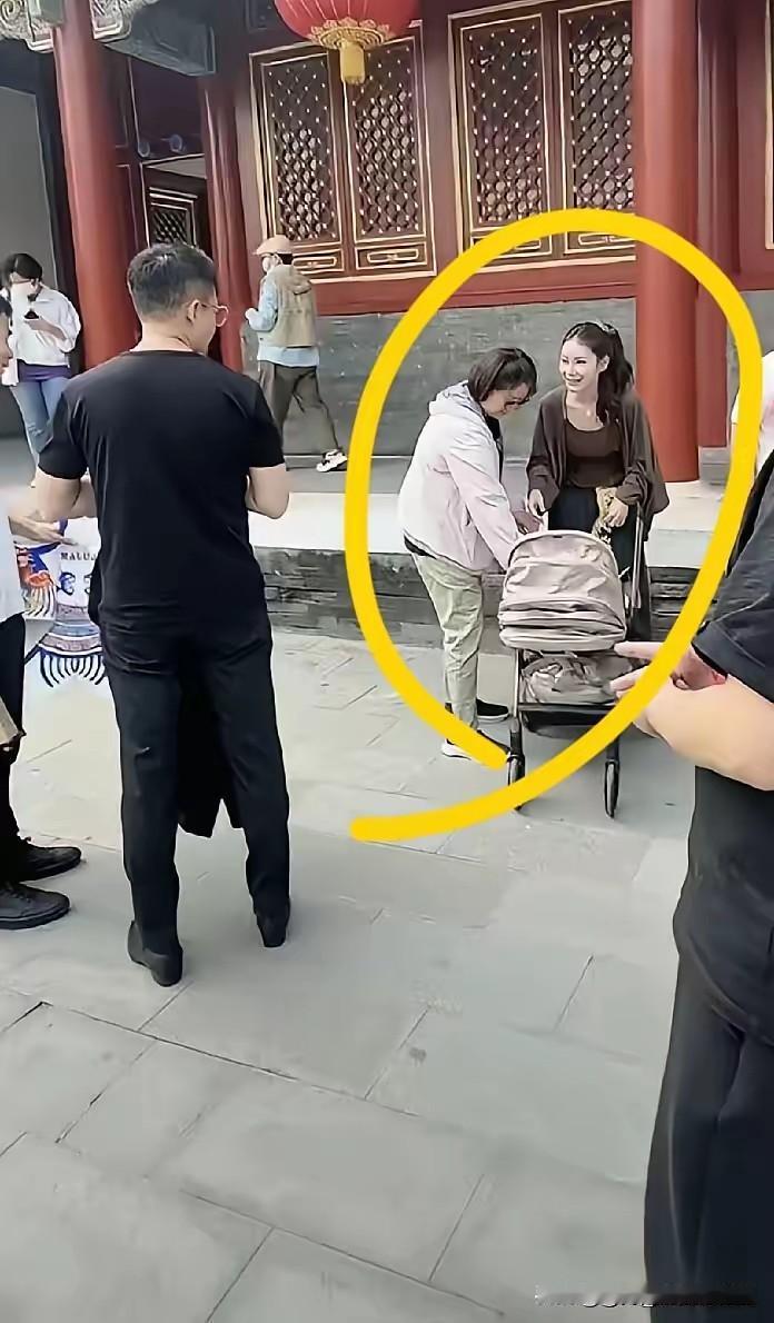 汪小菲马筱梅带着汪宝工作流量满满，马筱梅负责漂漂亮亮，做好自己的美妆和服饰，汪小