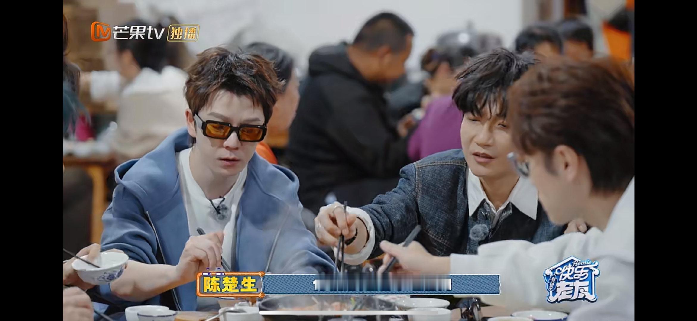 王栎鑫被腊排骨香到要吃半扇猪快乐老友记腊排骨的香味直接征服王栎鑫，张口就说能吃