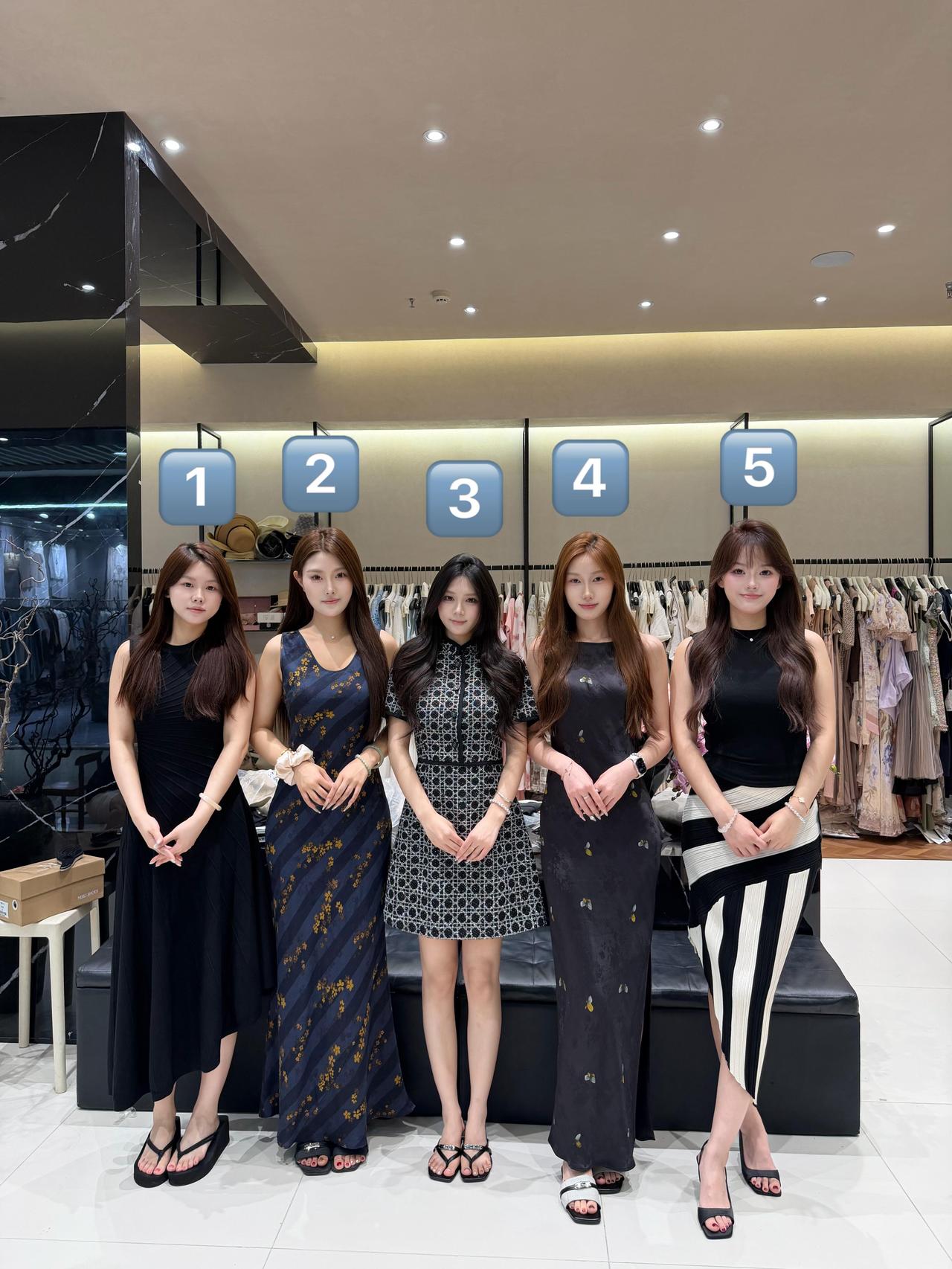 仅凭第一眼，你觉得这家服装店的店员谁的穿搭显得最贵气？