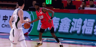 先抑后扬！CBA广州完胜同曦，郭艾伦复出登场15分钟，拿下10分+2板+3助。上