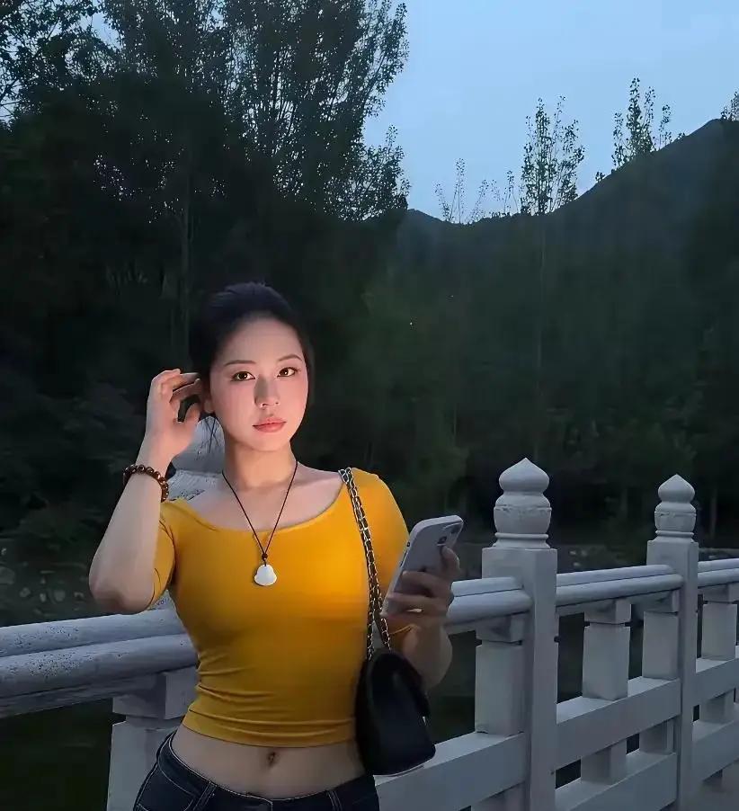 1.《定风波》苏轼莫听穿林打叶声，何妨吟啸且徐行。竹杖芒鞋轻胜马，谁怕？一蓑