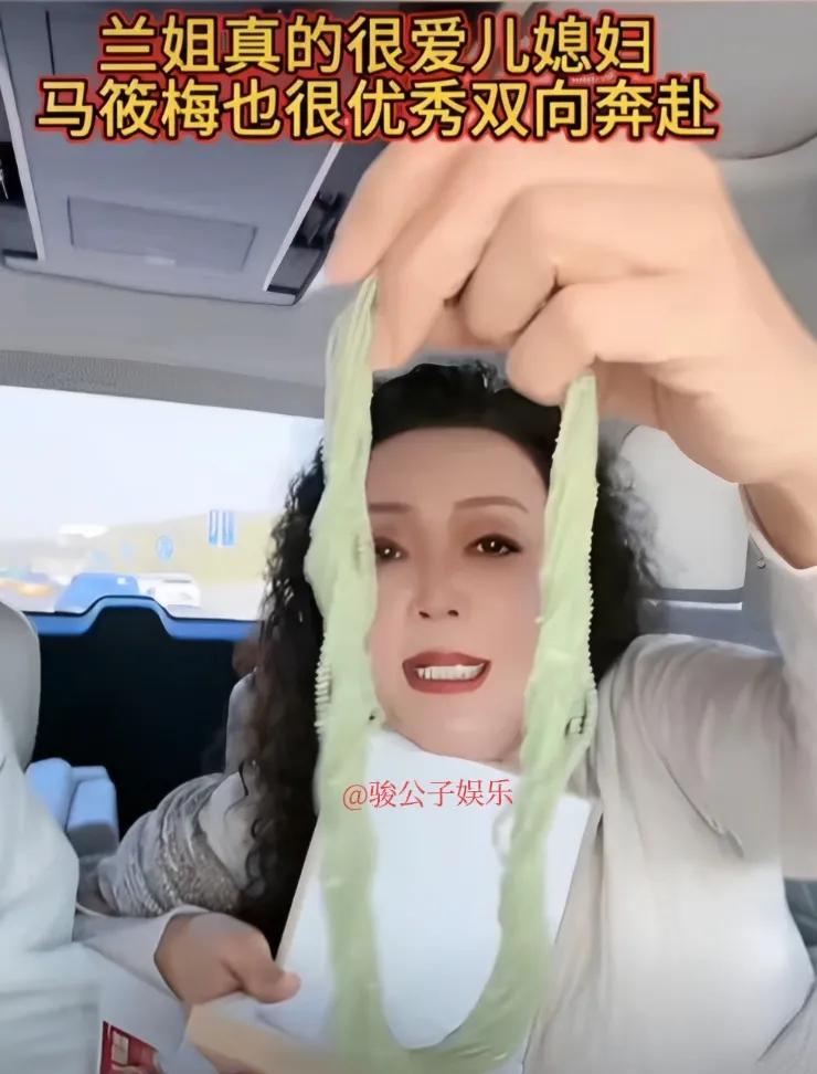 张兰向来以慷慨著称，近日更是豪气赠予马筱梅一条价值68万元的翡翠项链，尽显阔绰，