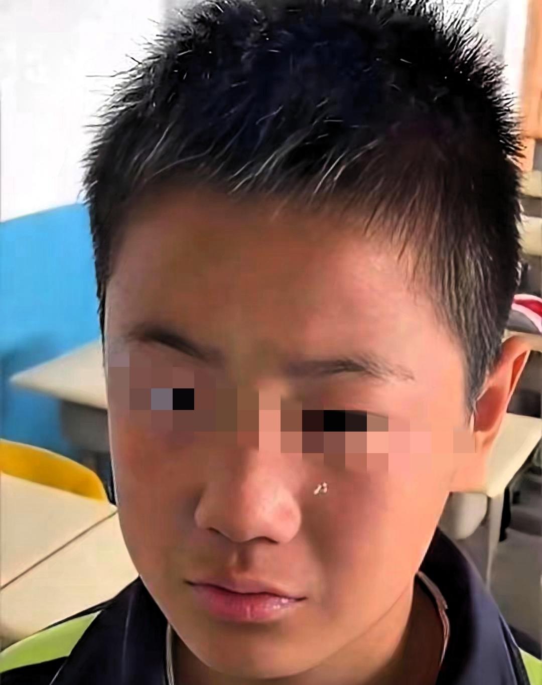 长沙一位班主任在办公室批评一名男生。老师问道："你爸爸是做什么工作的？"男生回答