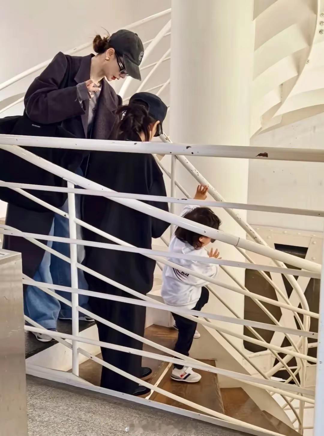 戚薇一家在阿那亚，Lucky格子衫比妈妈还会穿，李承铉只管带儿子！！！​​​