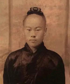 1915年深冬的威海卫天后宫，香炉灰冷得结了冰碴。老道士把襁褓贴在枯瘦的胸前呵气