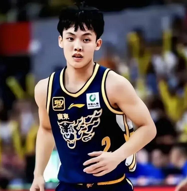 大家发现没，在昨晚广东77-74击败宁波的比赛里，徐杰再一次神兵天降，他打出了不