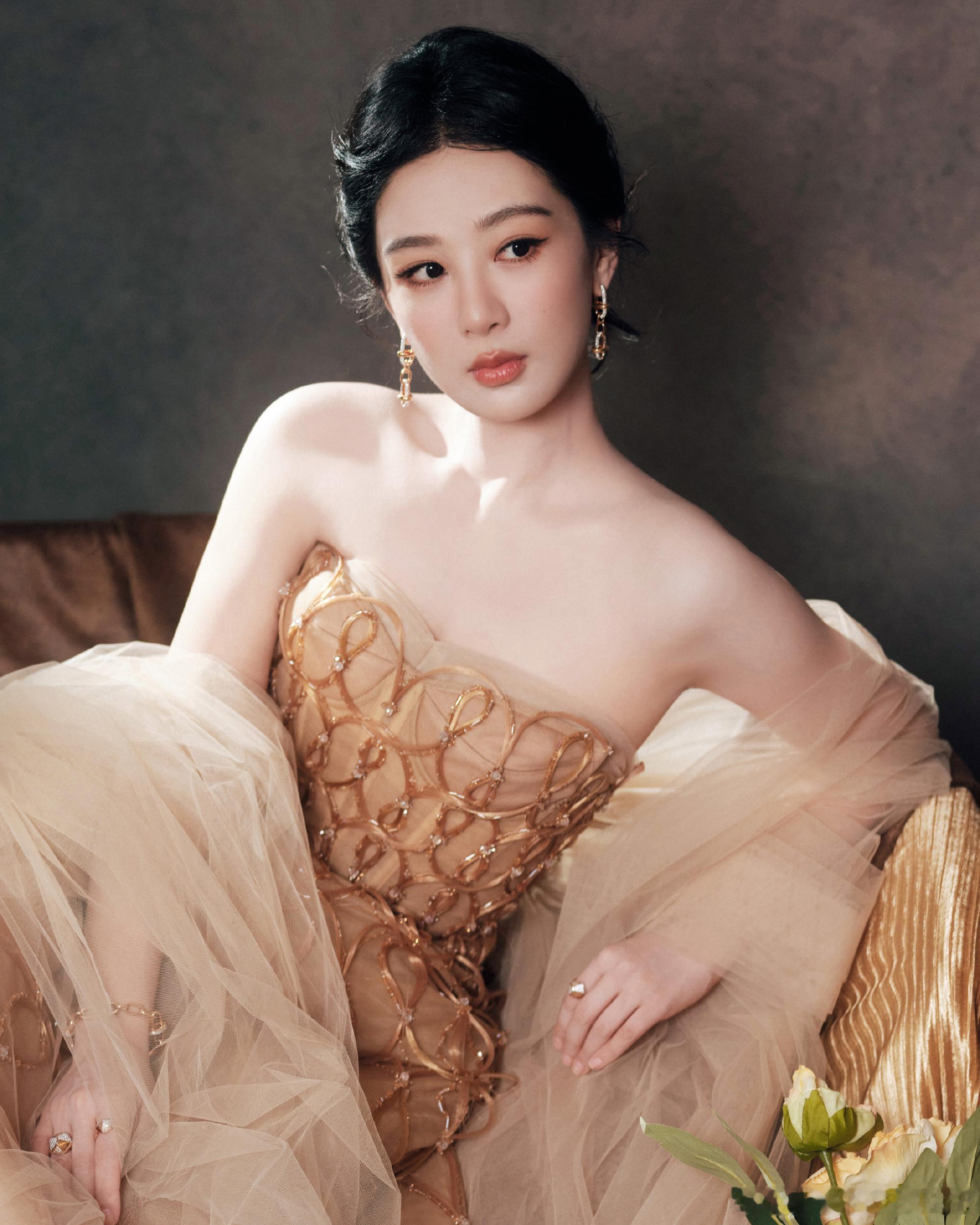 杨紫工作室发了五张图有两张是黑屏杨紫工作室于7月4日推送夏日写真，五张配图里夹杂