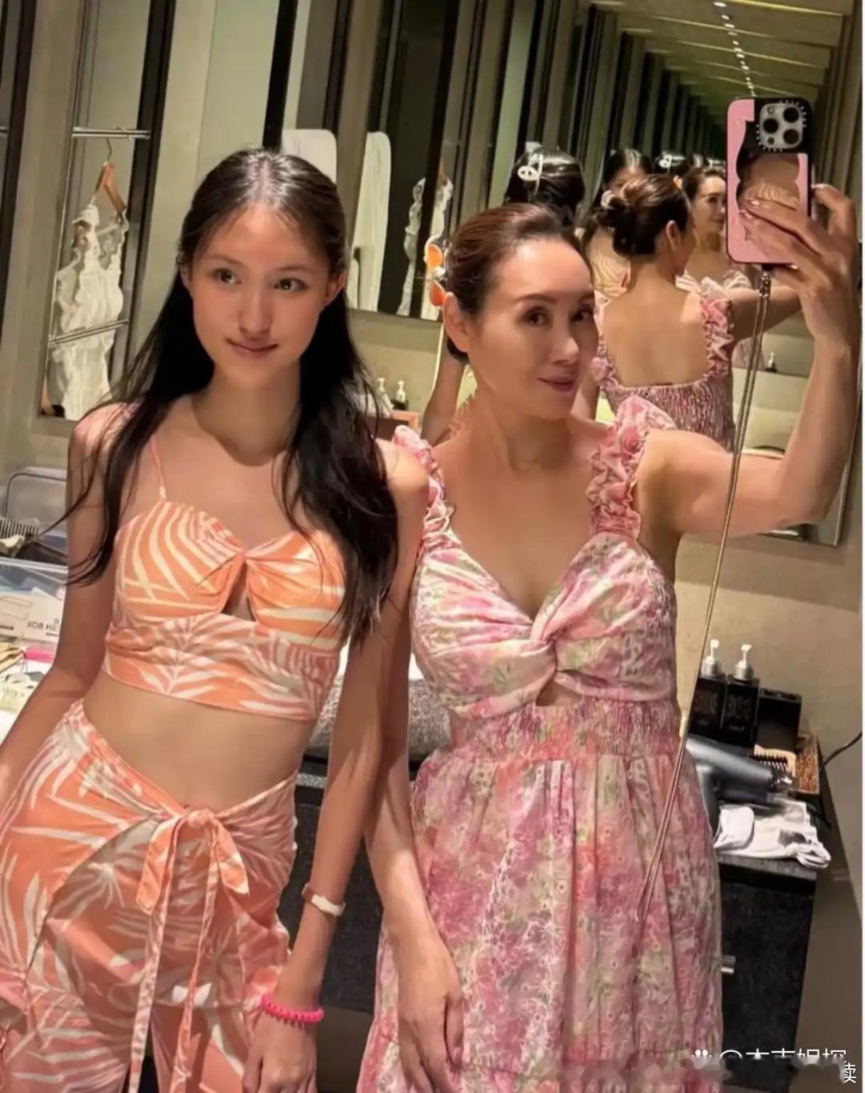 57岁郭可盈和老公林文龙带女儿到普吉岛度假。郭可盈的状态实在是太好了，身材苗条，