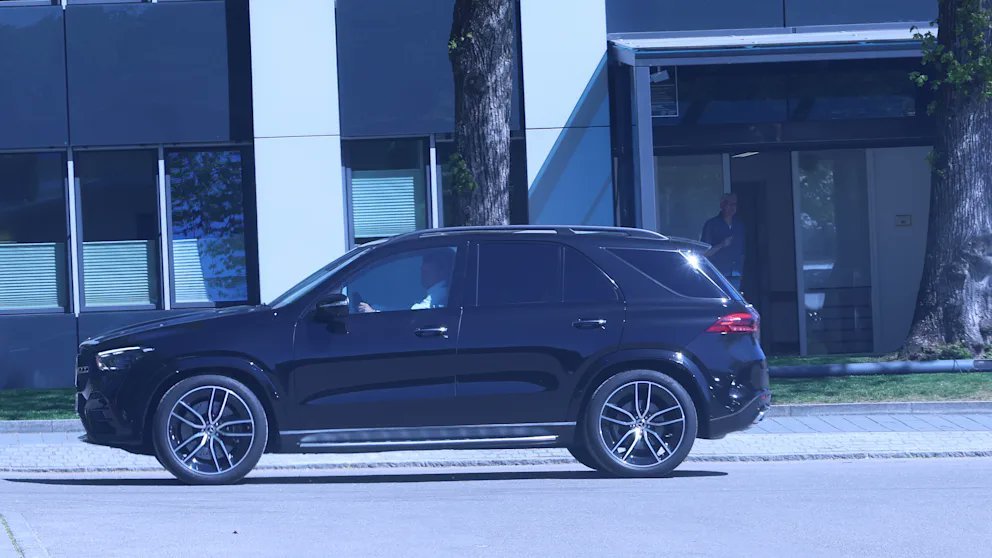 诺伊尔的经纪人ThomasKroth今天在塞本纳的拜仁办公室，就这位守门员的未