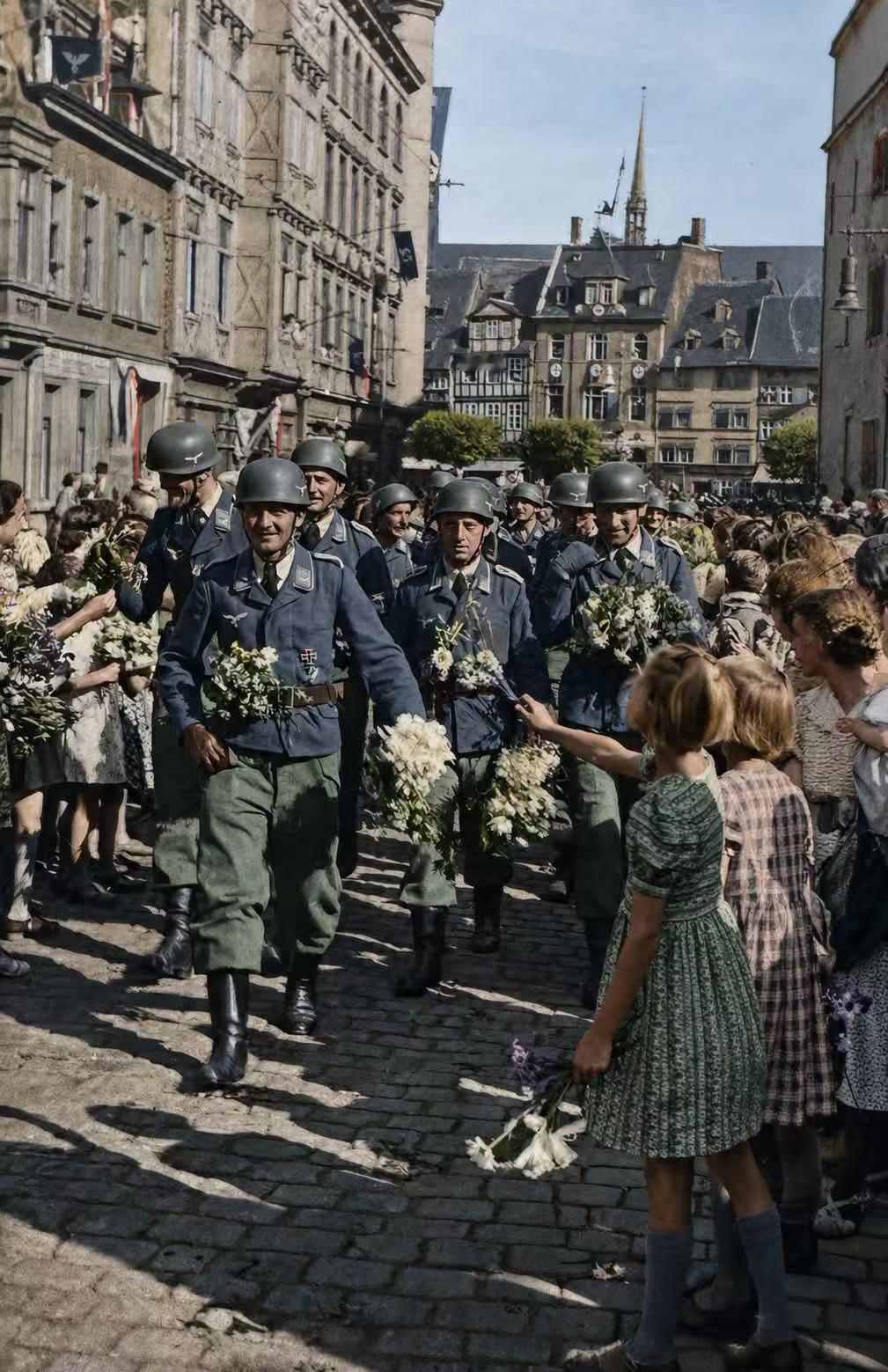 1941年，二战初期，德国哈尔伯施塔特，民众正在欢迎伞兵的到来！很可能这是当地传