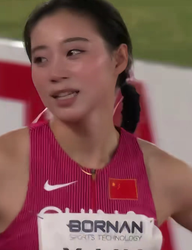 在女子4×100米接力赛上，刘峡君与陈妤颉的三四棒交接非常完美。 刘峡君第三棒弯道交接时，中国队只以