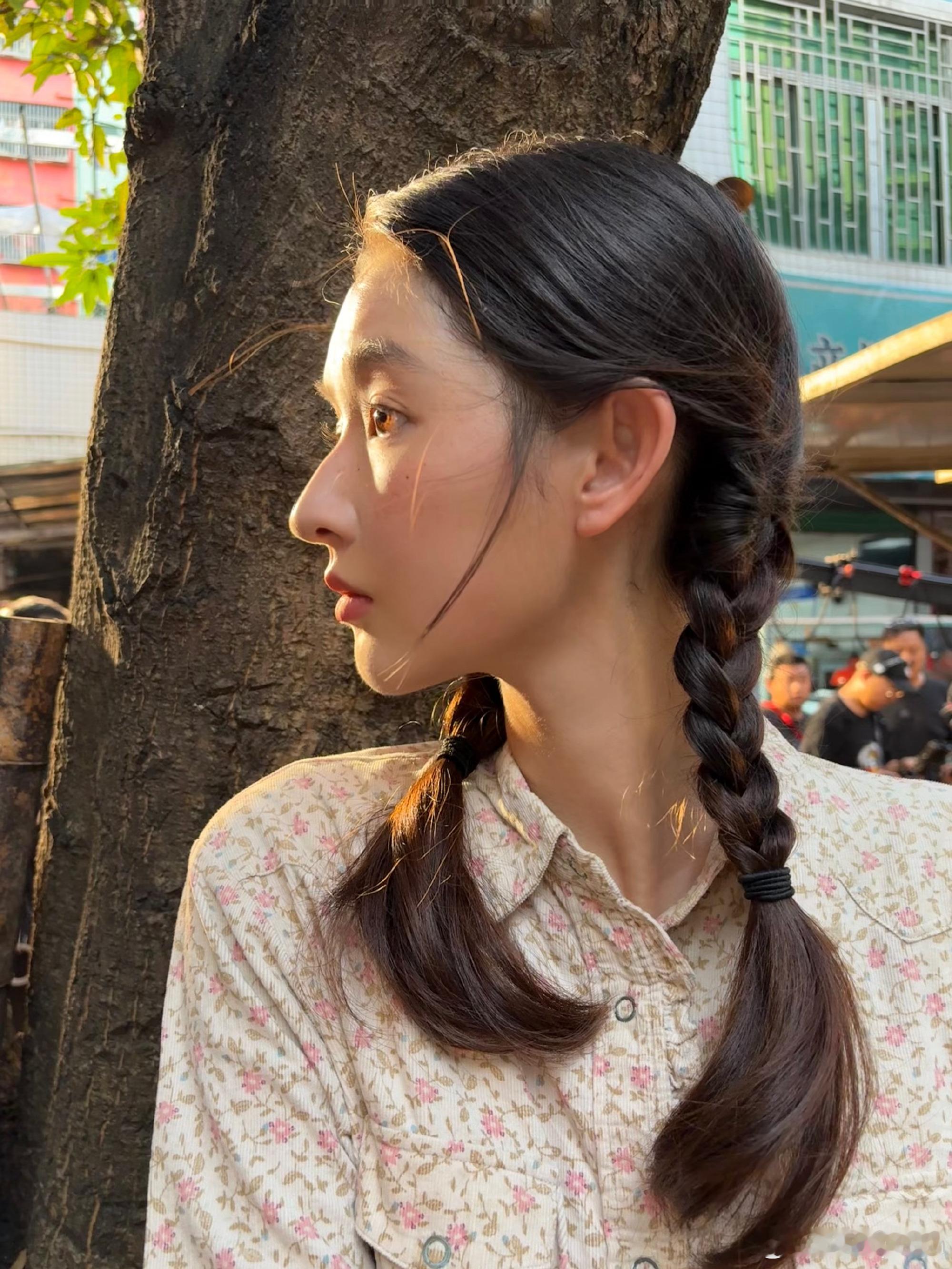 王玉雯落日下的麻花辫搭配雀斑妆清新灵动，氛围感直接拉满，年代文女主美到心坎里～