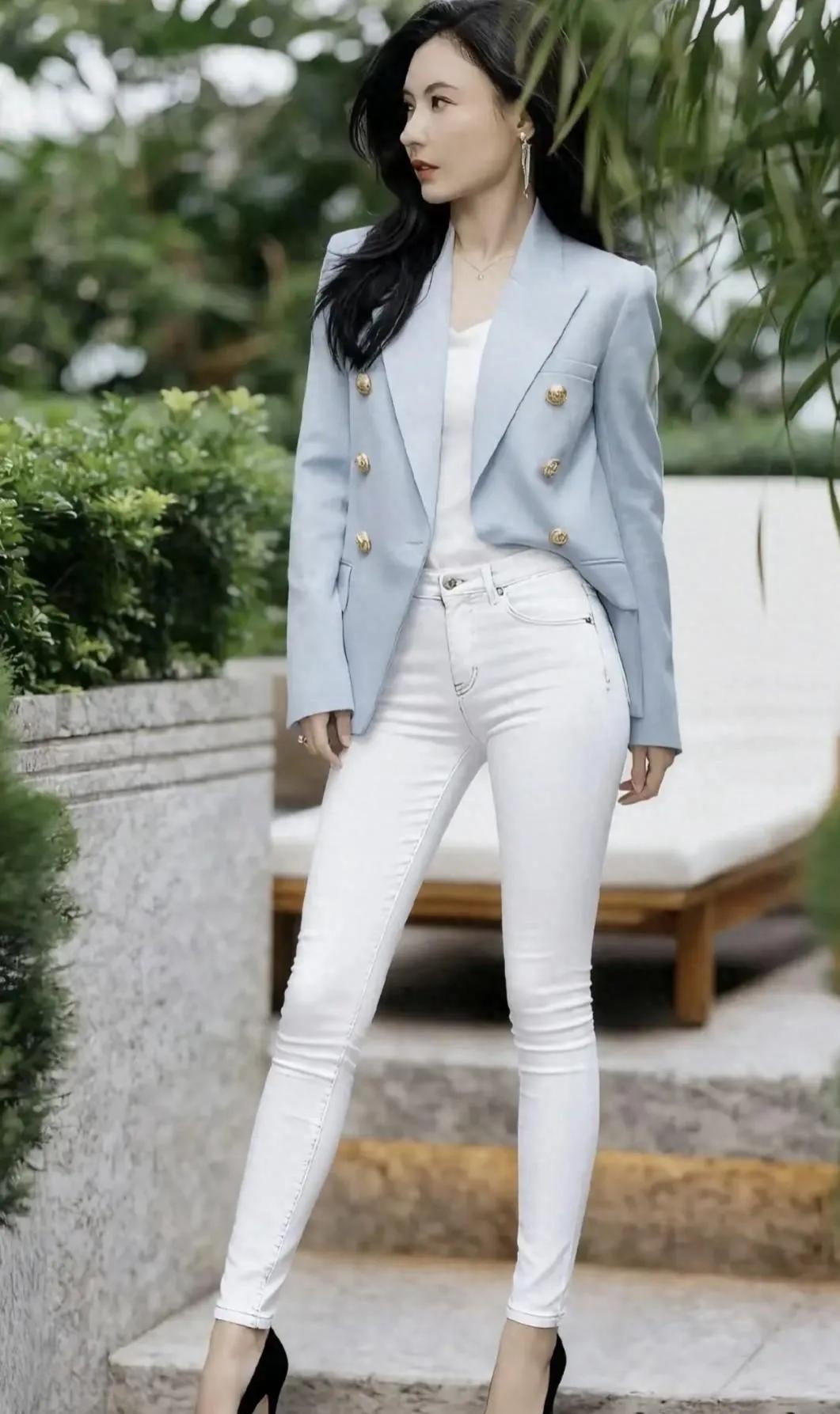 张柏芝真的太会穿了！紧身牛仔裤穿出少女感✨谁懂啊！张柏芝把紧身牛仔裤穿出了