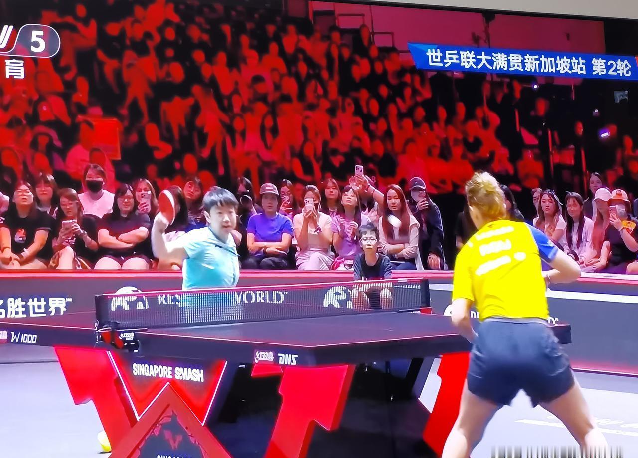 莎莎吃了张黄牌，原因却离谱到你想拍桌子。对手萨马拉自己把球发出去后，突然放下球