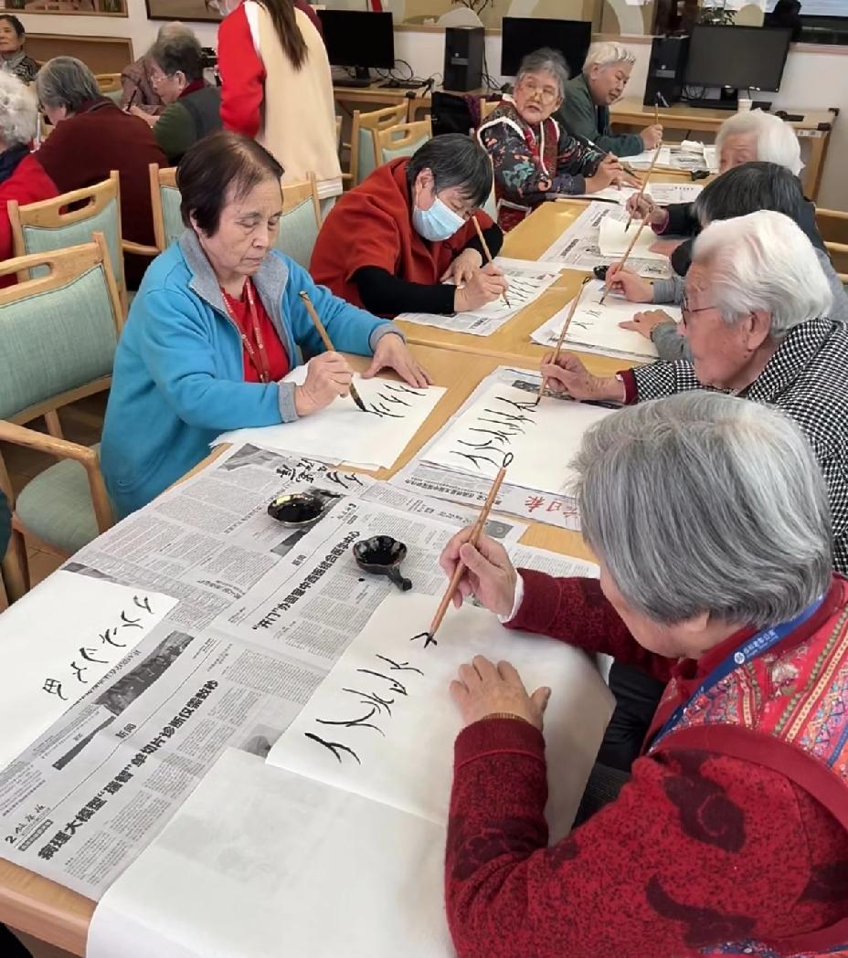 有退休金还拼命攒什么钱，干了一辈子，辛苦了一辈子,老了就享受生活做一些自己喜欢的