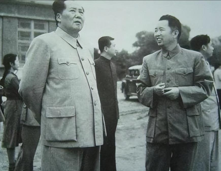 1952年，得知空军一年花掉几千亿后，毛主席盯着刘亚楼问：“你没贪污吧？”刘亚楼