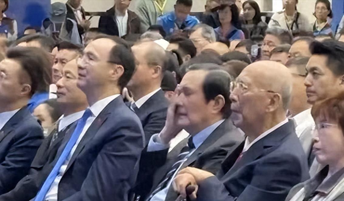 昨天上午九点，蓝营举行了交接仪式。朱立伦和郑丽文到场，马英九、洪秀柱、韩国瑜等人