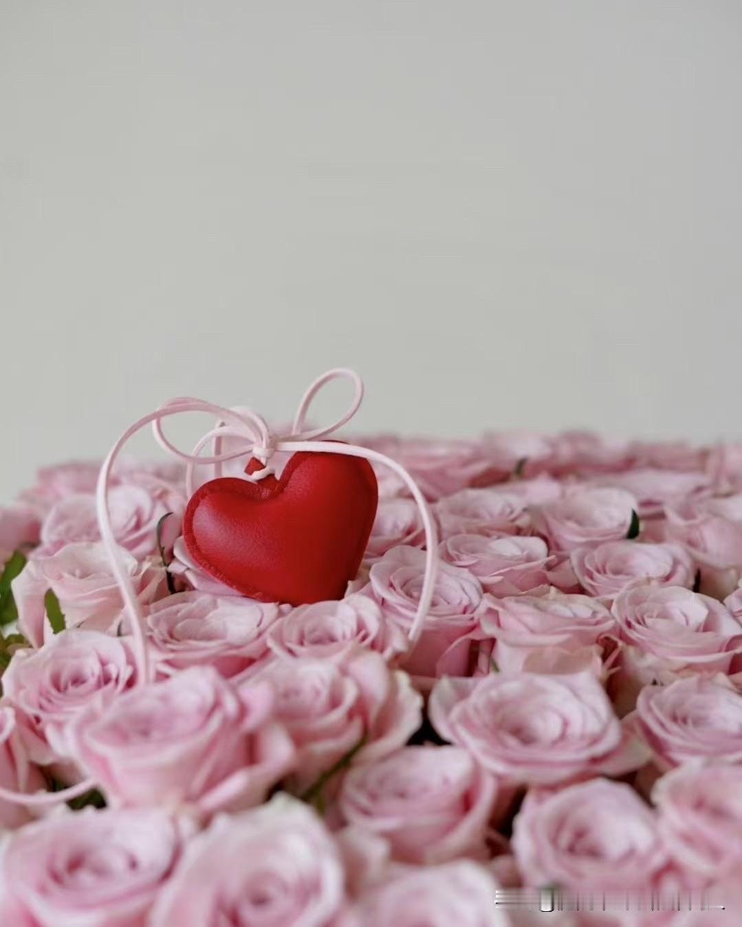 越活越明白，婚姻哪有那么多轰轰烈烈的誓言，说白了就三件事：吃在一起，睡在一起，聊