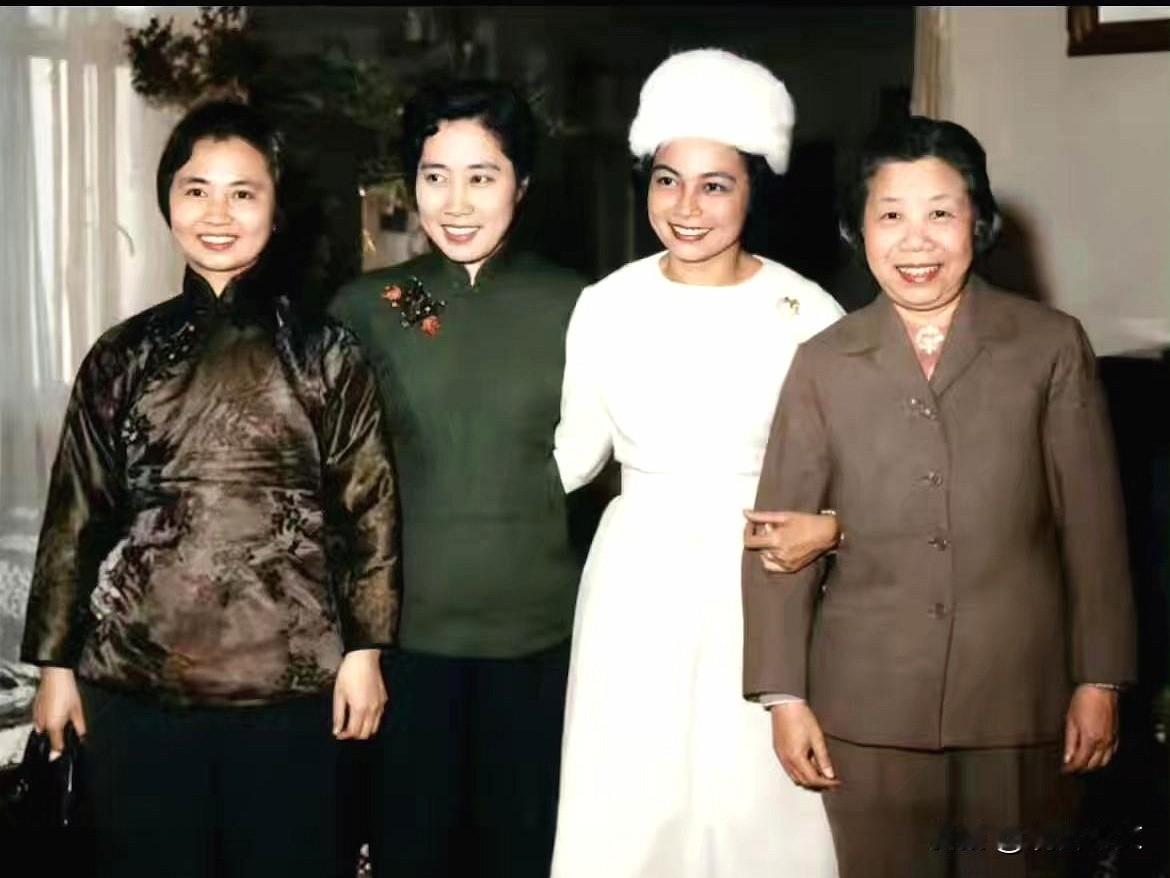 1962年，邓颖超、王光美、陈毅夫人张茜，与柬埔寨王国首相西哈努克夫人莫尼列合影