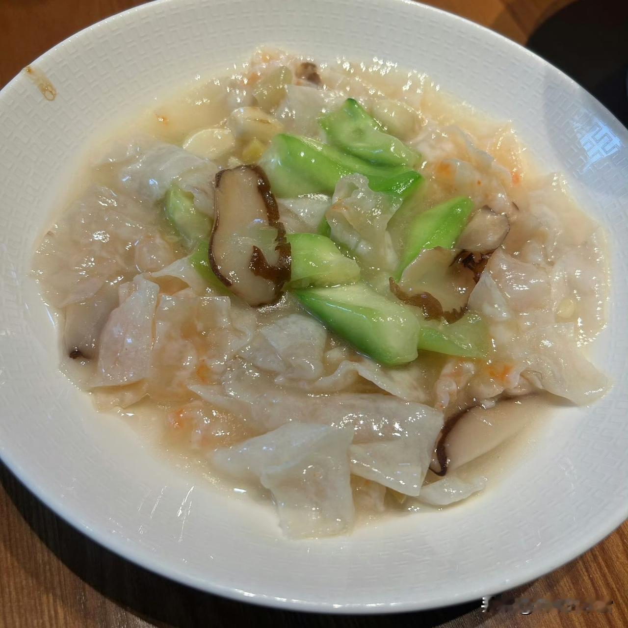 打卡美味家常菜今日餐桌的快乐是鲜掉眉毛的海味给的，从晶莹软韧的肠粉，到铺满螃蟹和