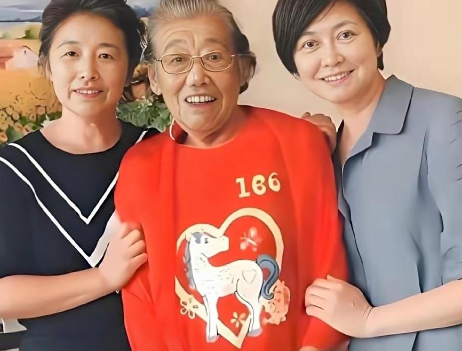 你敢信吗？63岁的敬一丹，那年跑得最勤的地方不是演播厅，是医院病房。2018年