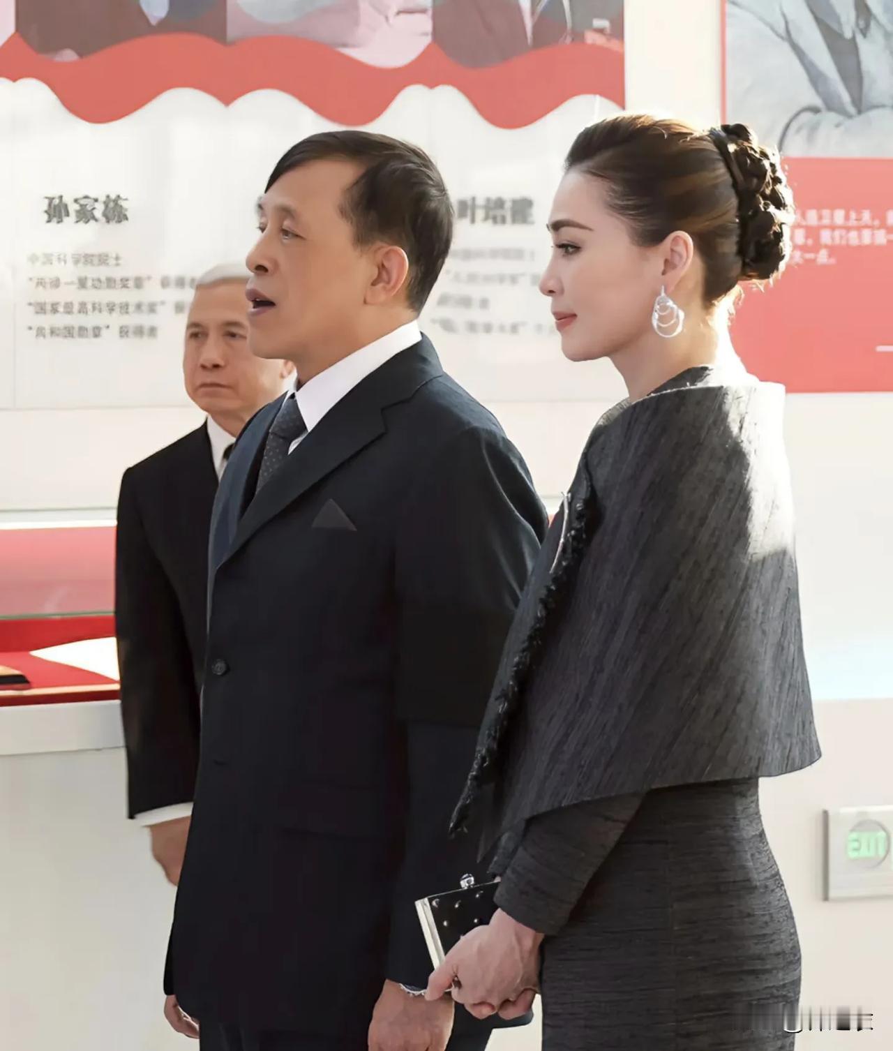 泰国王后不愧是赢家，因为王后不像那些妃子们脸上看起来都是浓浓的科技感。王后面