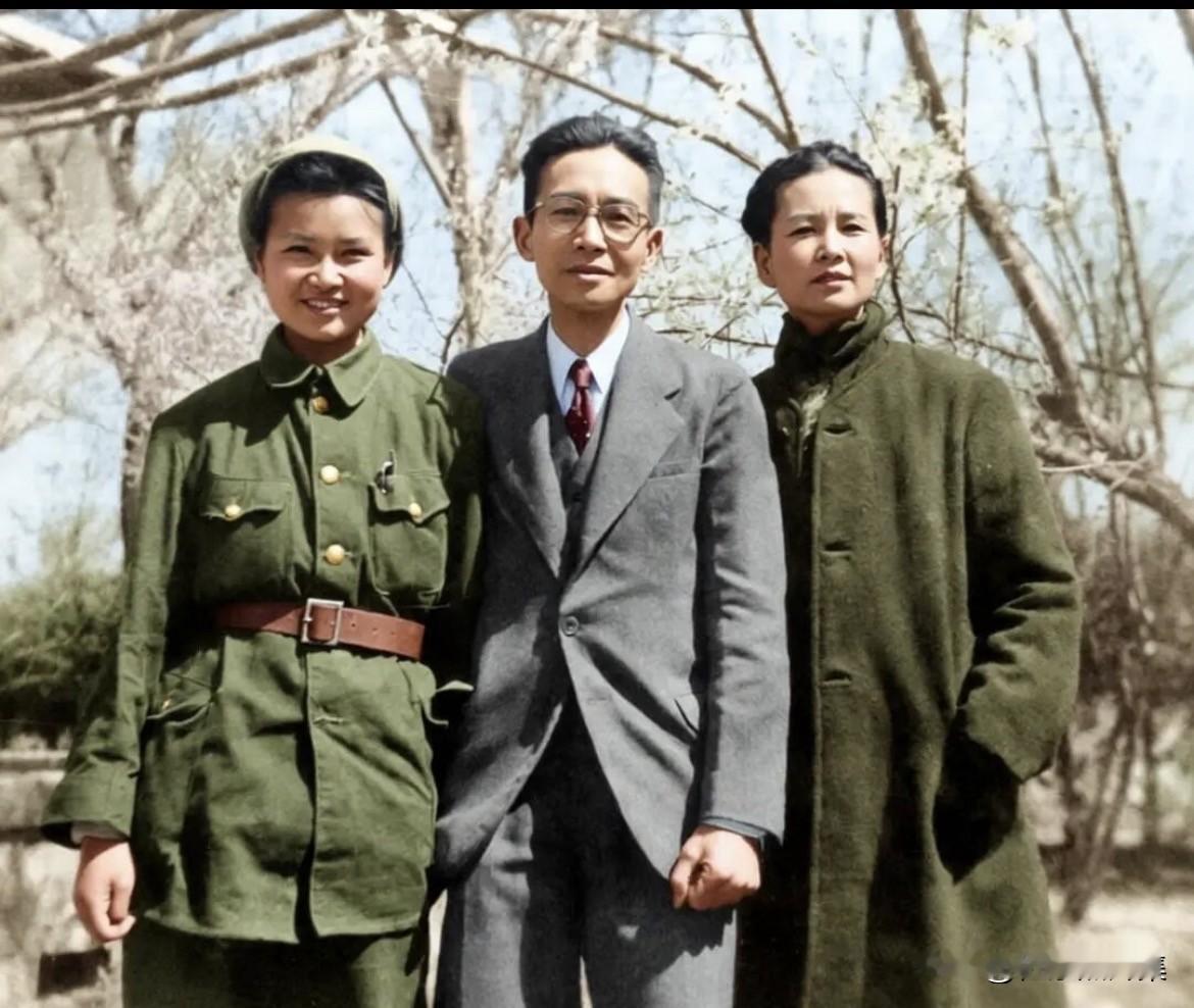 1949年，梁再冰（左一）即将南下投身工作前，与父亲梁思成、母亲林徽因拍摄的合影