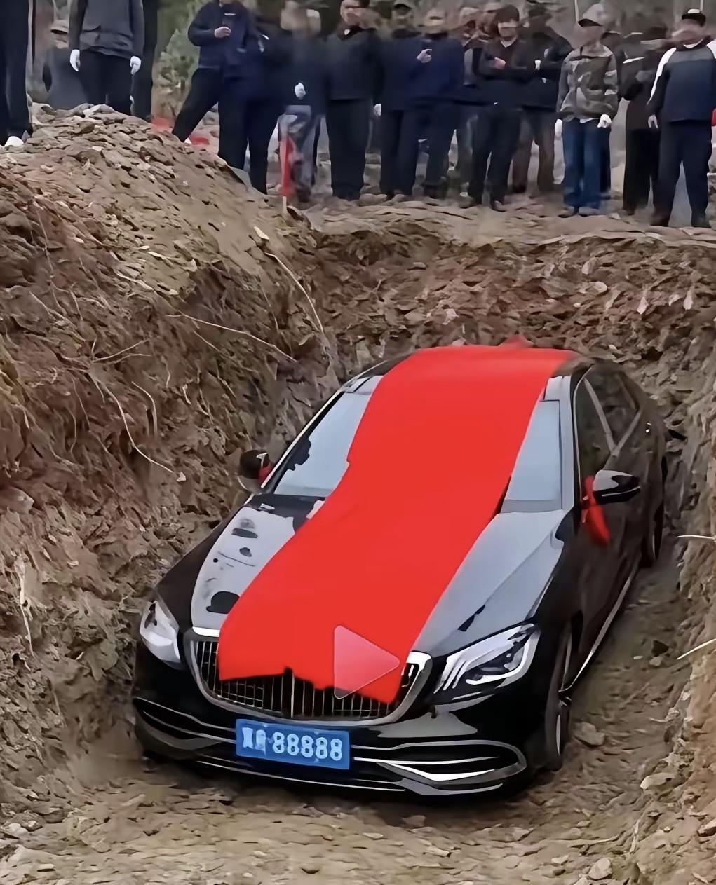 辽宁被埋到墓地里的奔驰车已经挖出来了，据当事人金某说，逝者生前非常喜欢他的这
