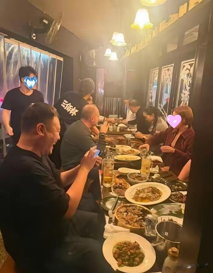 马云在宁波聚餐被拍了。这次居然没进包间，就跟好友坐在大厅里。他穿了件白色