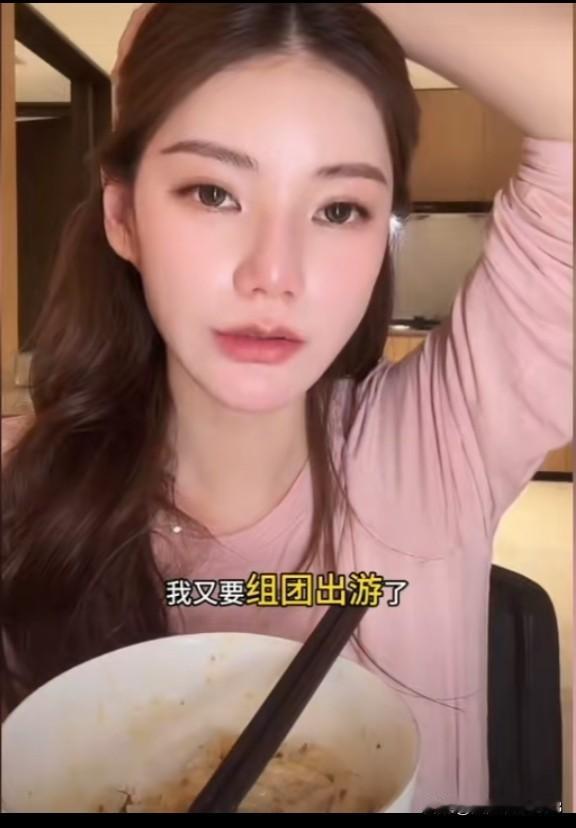 马筱梅昨天开启直播，一边吃东西一边直播。马筱梅每次直播都在吃，不得不说她的胃口真