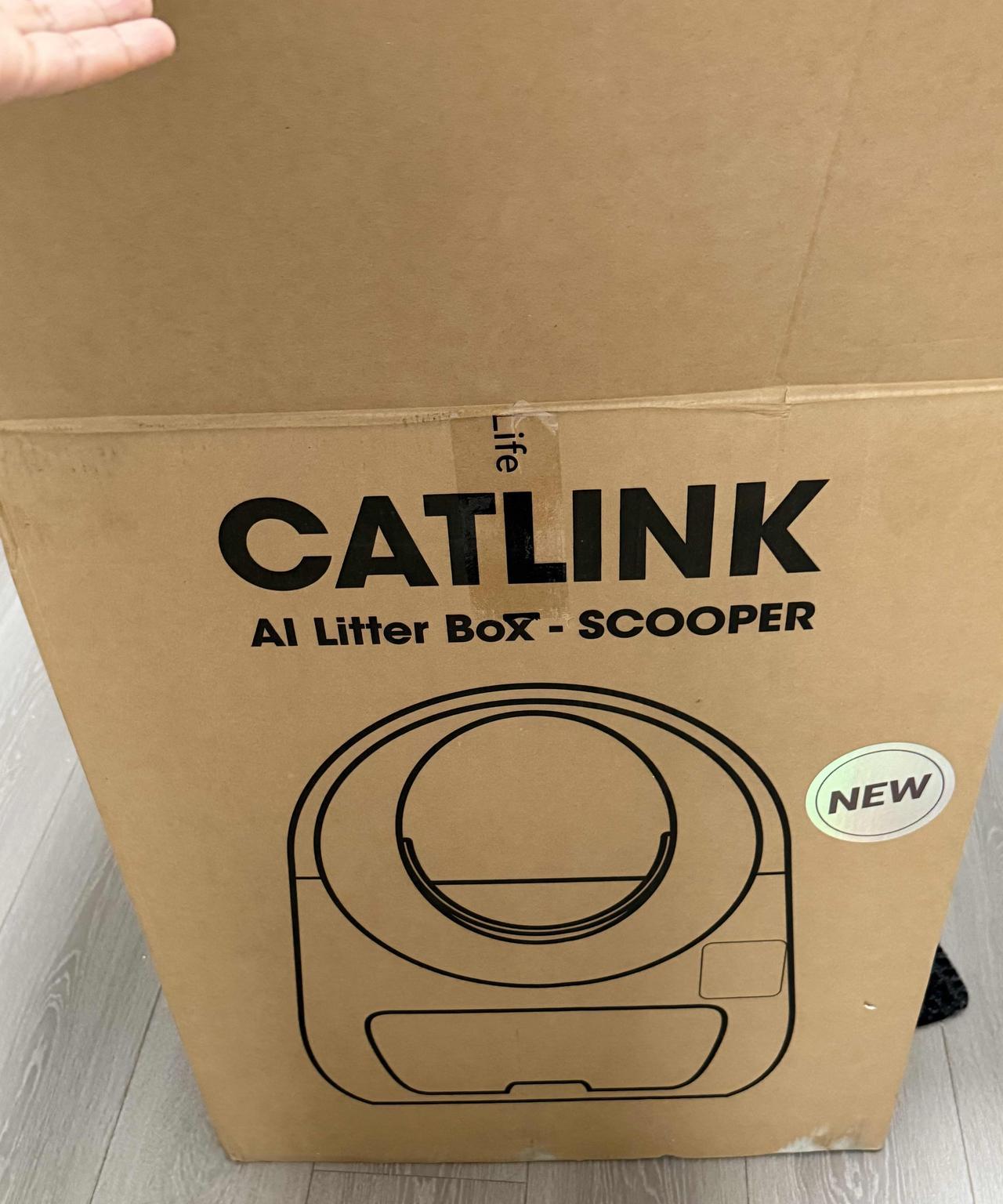 小猫长得太快，和两只大猫一起共用一个猫砂盆完全不够用了，早晚各铲一遍都还是会满满
