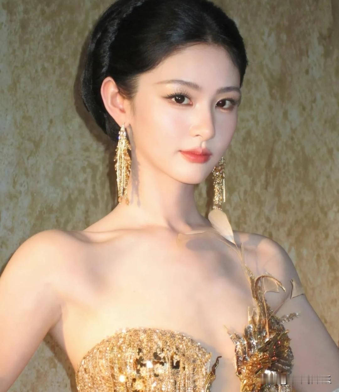 不得不说，于正看人的眼光真的不错，这次赵晴出席活动的最新妆造和状态狠狠惊艳到
