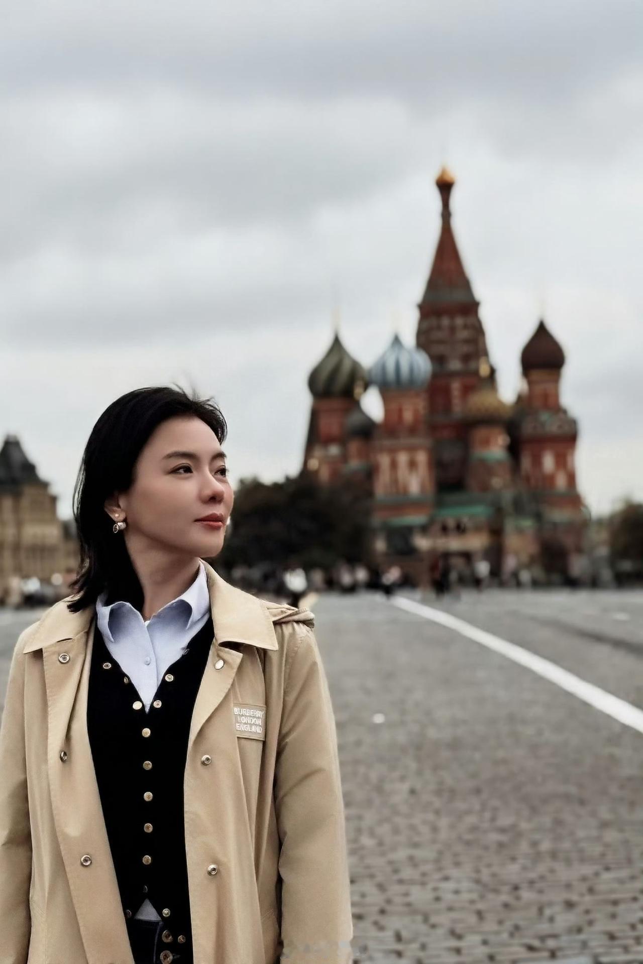 不愧是中国女高音歌唱家，一级演员，都48岁了还是那么灵秀明媚，优雅大气！嫁小一岁