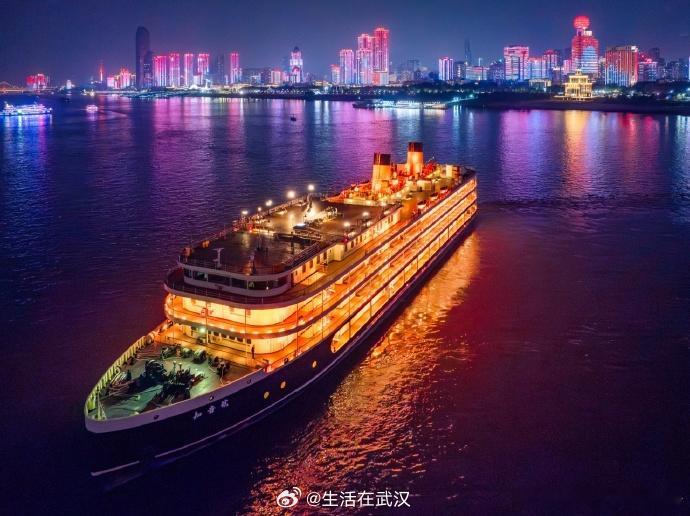 武汉长江上的游船全员整活儿【知音号惊艳上新】“五一”国际劳动节，“知音号”