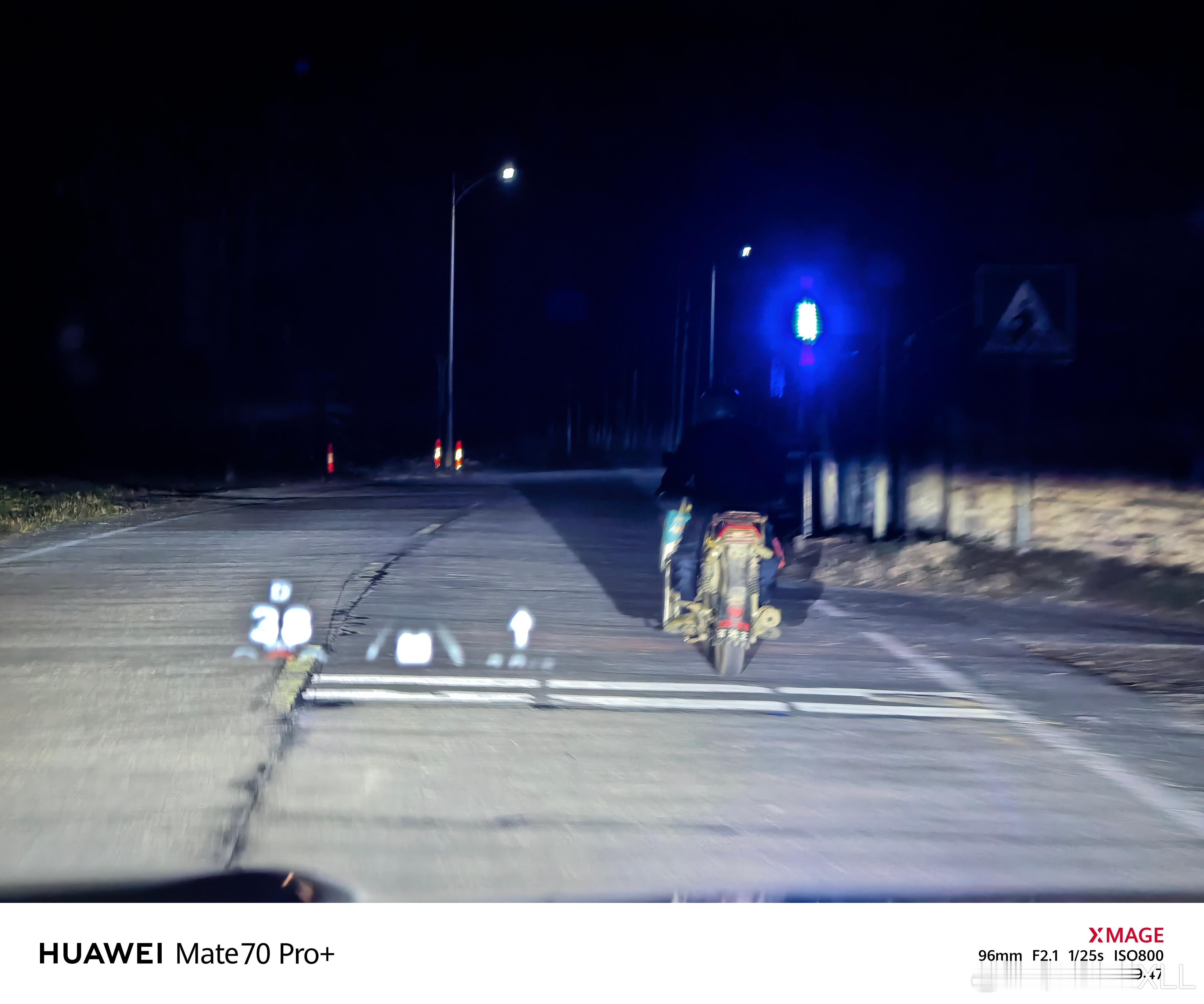 遇到个大哥，摩托车灯坏了。跟在后面给他照了一路。500Z这车的能耗很迷。跋山涉水