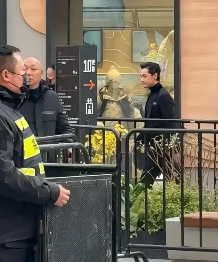 185cm胡歌穿西装，现场粉丝全在量身高昨天沃尔沃官宣，胡歌成首位全线代言