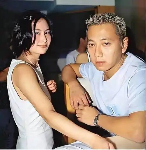 2000年的香港，何超琼与时任男友杨其龙牵手离开派对的一幕，当年传得沸沸扬扬。