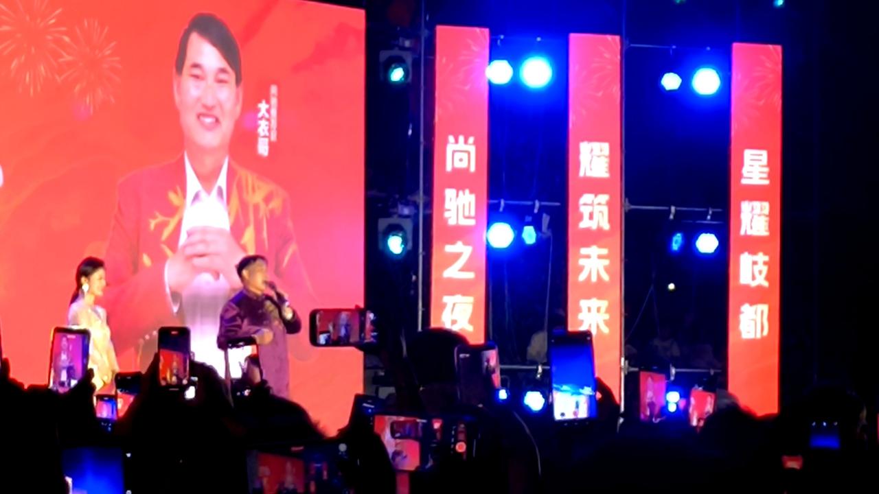 5月1日，57岁的大衣哥朱之文在青岛一场商业广场演出，现场挤满了来看他的观众，他