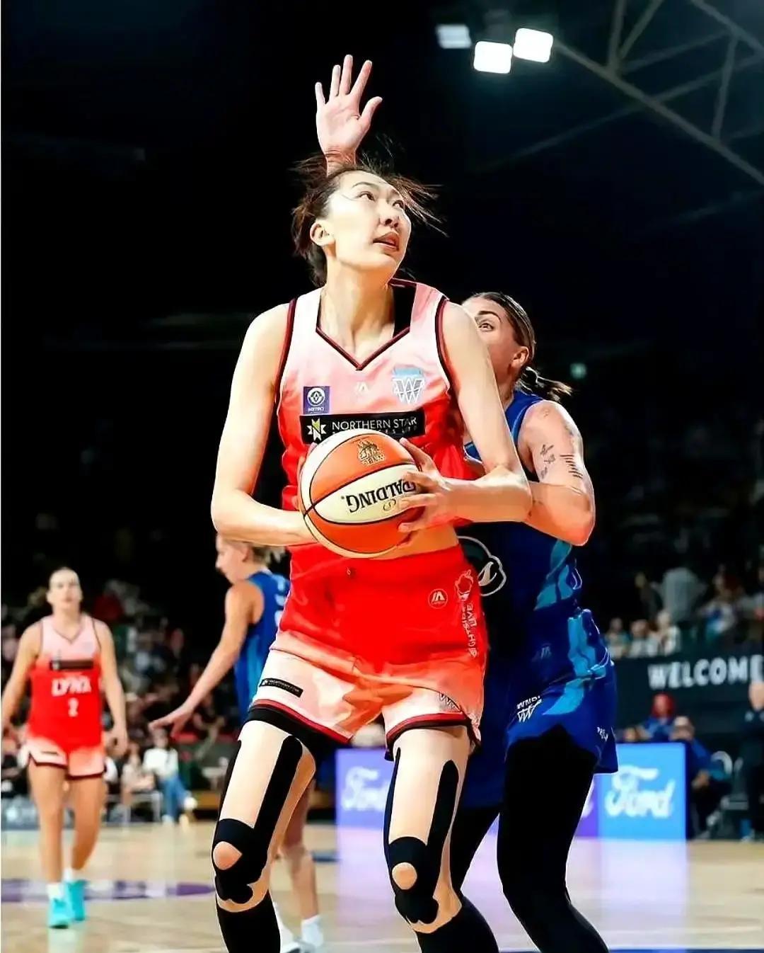 不是咱们球员不行，是待的地方不对。韩旭在澳大利亚联赛，26分钟拿19分，还