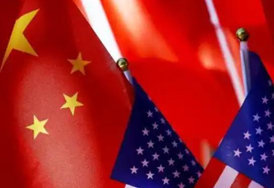 中美之间，退路已断。美国拿经济绳子勒中国脖子，中国拿科技刀子顶美国命门。战场不在