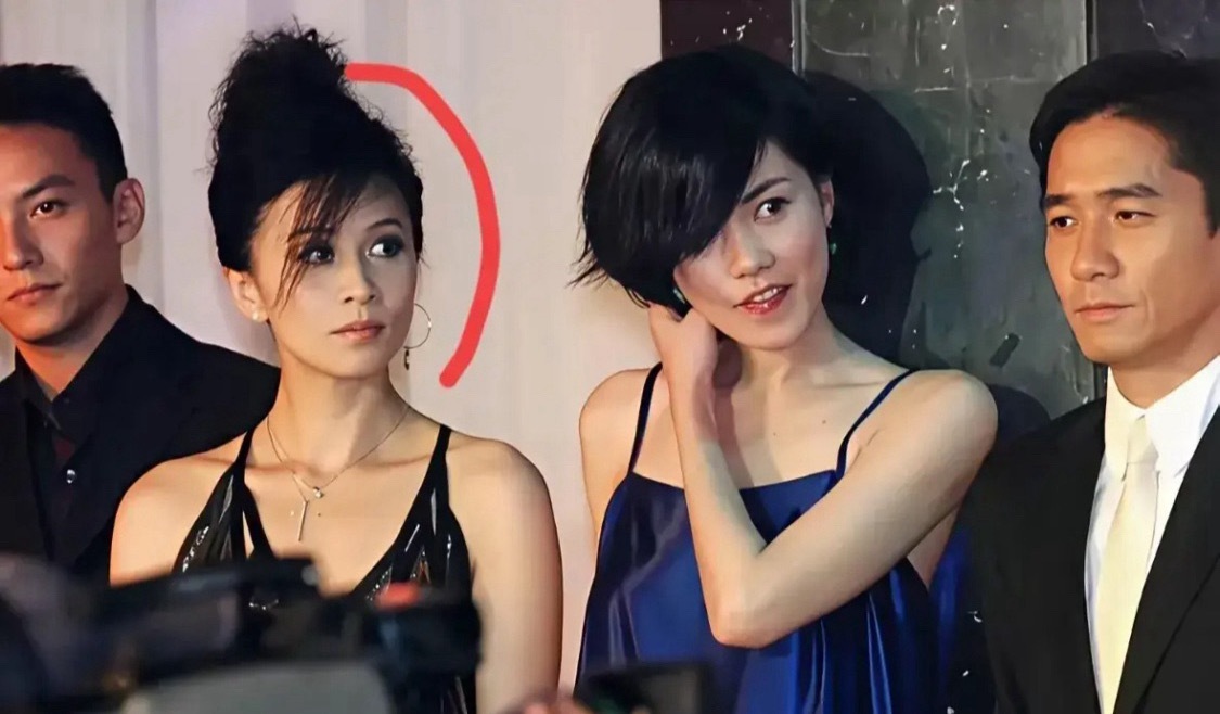 两人合照，才知道谁最漂亮。