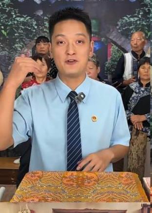 冒充村干部直播带货，不仅仅损害老百姓的利益，更会影响基层干部在群众中的形象，应该