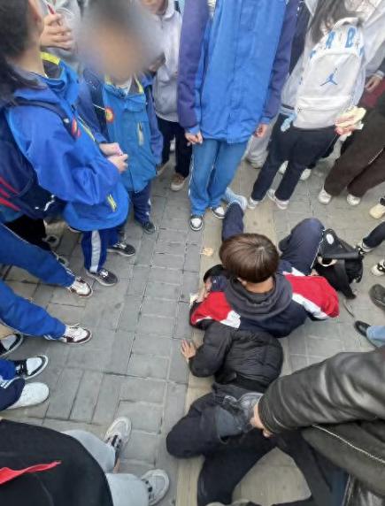 “干得漂亮！”陕西延安，一高中男生坐公交，看到一醉汉摸一女初中生的胸，女生骂醉汉