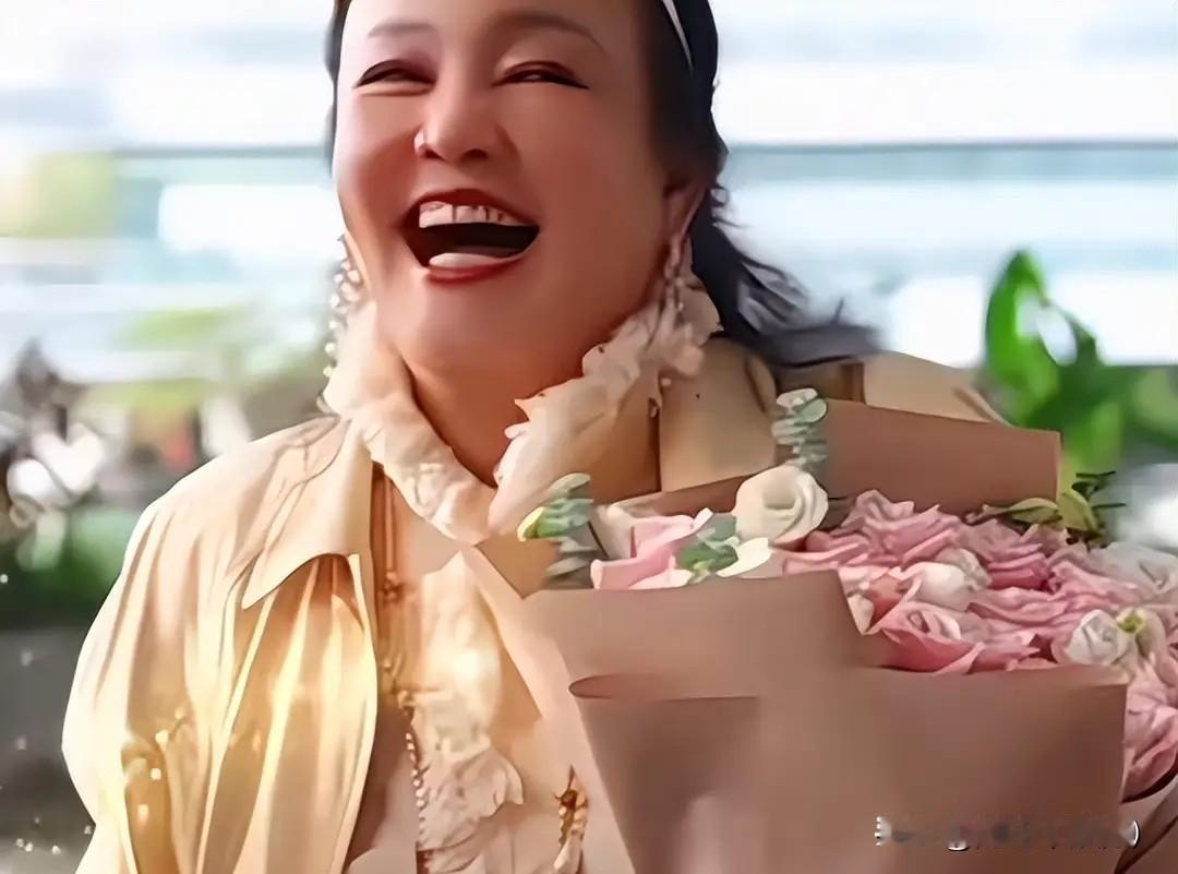 兰姐回家看小孙子，场面好温馨！刚从国外忙碌完赶回北京的兰姐，一到家就迎来最暖