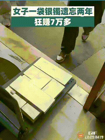 “这就是命啊！”广东佛山，女子在店里收拾东西时，突然找到一大袋的银手镯，本来之前