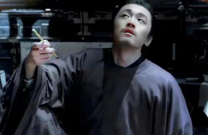 一杯毒酒下肚，全身剧烈抽搐，头往后仰，脚往后勾，头和脚反复撞在一起，像一把被来回