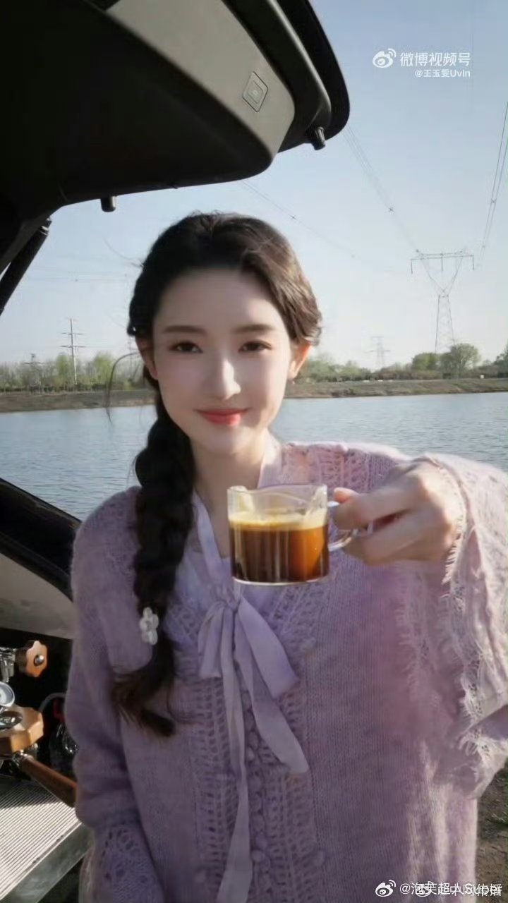 王玉雯终于品上手磨咖啡了王玉雯最新vlog手磨咖啡绝了，从接地气到高阶玩家，这