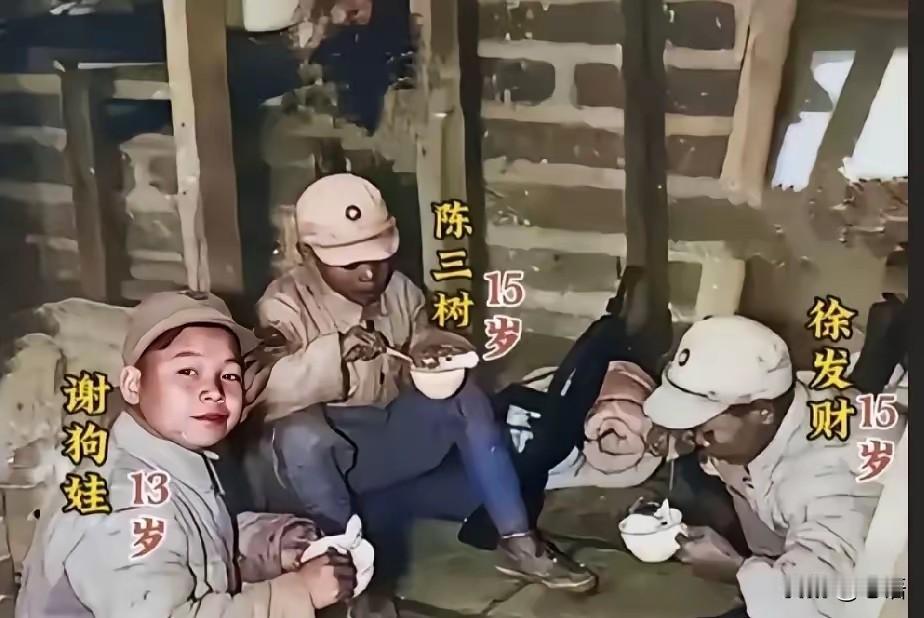1944年，云南滇西三位娃娃兵生前的最后合影三名中国小战士随意蹲坐在地上，