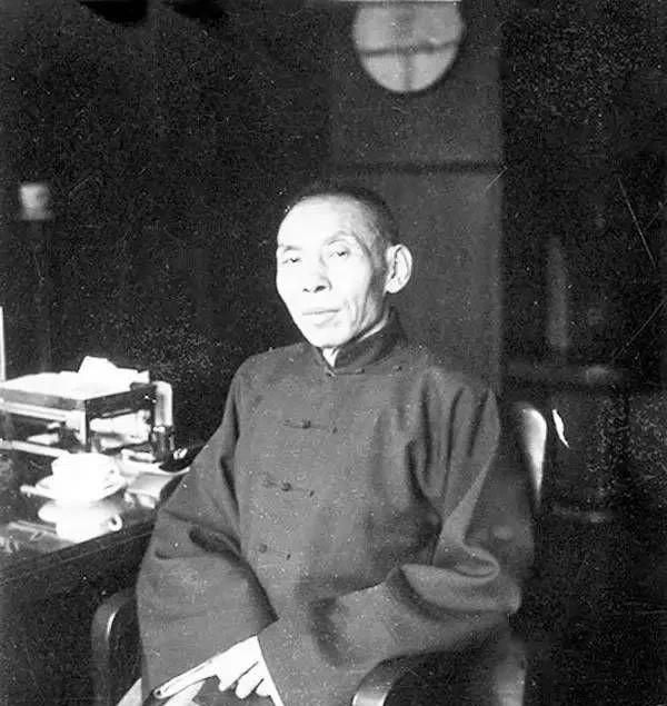 杜月笙家祠落成时，欲遍求当代名人的墨宝，章士钊为其开出名单，第一名就是章太炎。杜